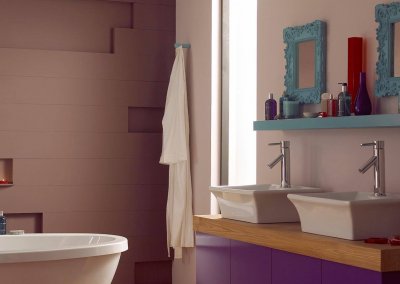 Try regal purple for a grand bathroom