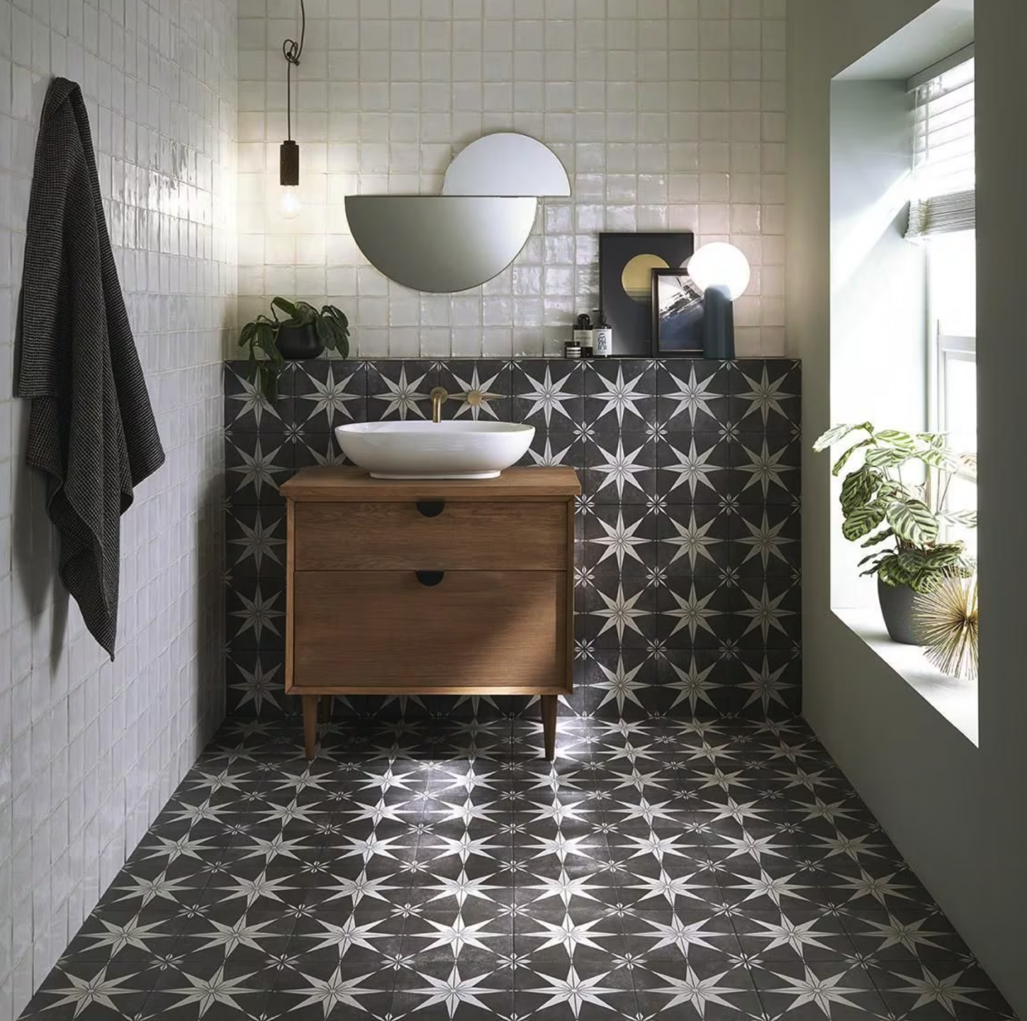 Black and white bathroom décor ideas to transform your space